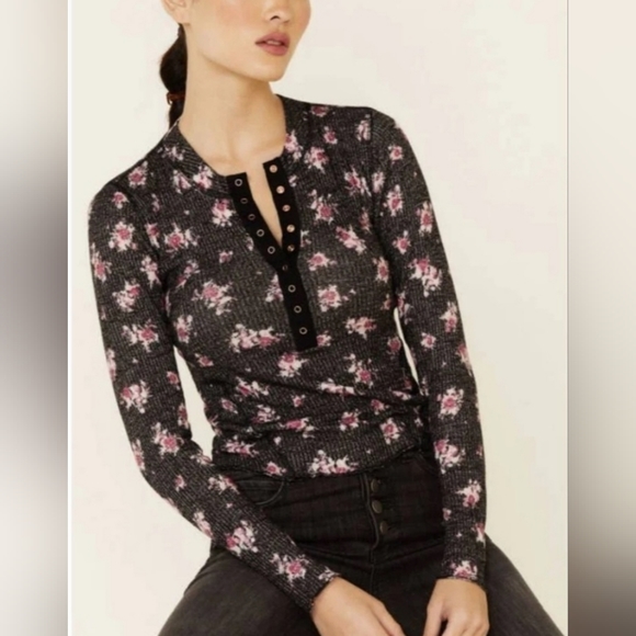 🆕️Free people XS fitted floral waffle knit Henley button V neck. - Picture 3 of 9